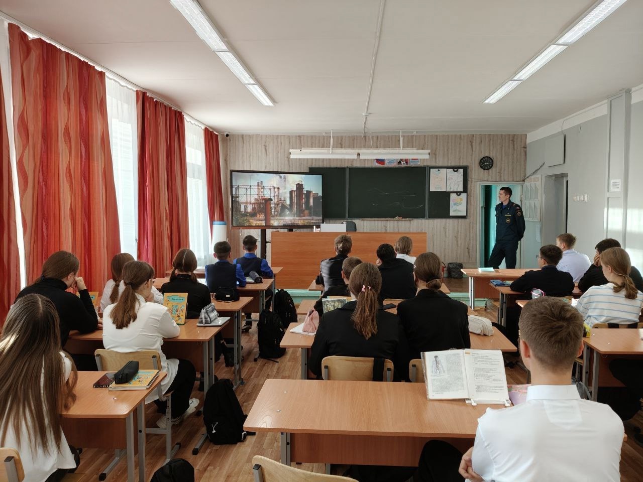 Урок по Гражданской обороне и видеоролики о безопасности.